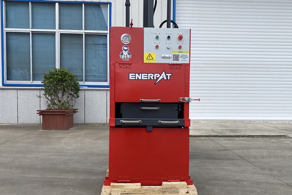 大連某船務(wù)公司定制船用打包機(jī)案例