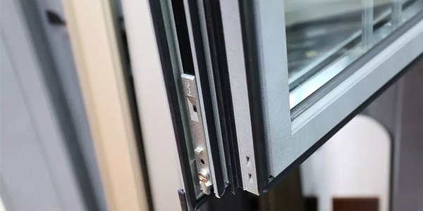 廢舊門窗回收少不了的設備——廢鋁合金破碎機