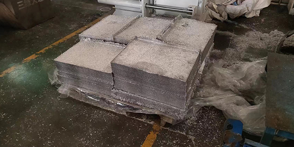 廢鋁碎屑散亂難堆放，廢舊鋁箔壓塊機上陣打包