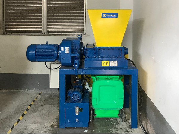 浙江某汽車(chē)零部件公司定制塑料桶撕碎機(jī)案例