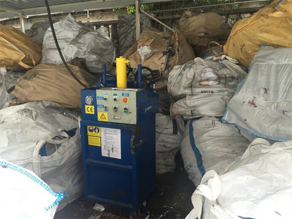 恩派特默克制藥油漆桶壓扁機