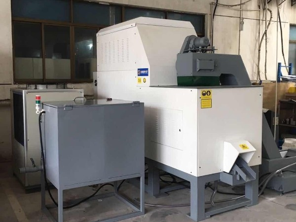 南京某車輛制造公司定制鋁屑壓餅機案例