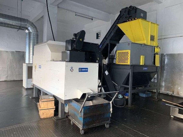 廣東某鋁業(yè)公司定制鋁屑壓餅機(jī)案例