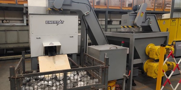 你還在為鐵屑堆積犯愁嗎？快速出料式鐵屑壓餅機來解決