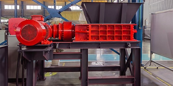 服裝廠碎布頭下腳料怎么處理？廢布料破碎機為你解難題！